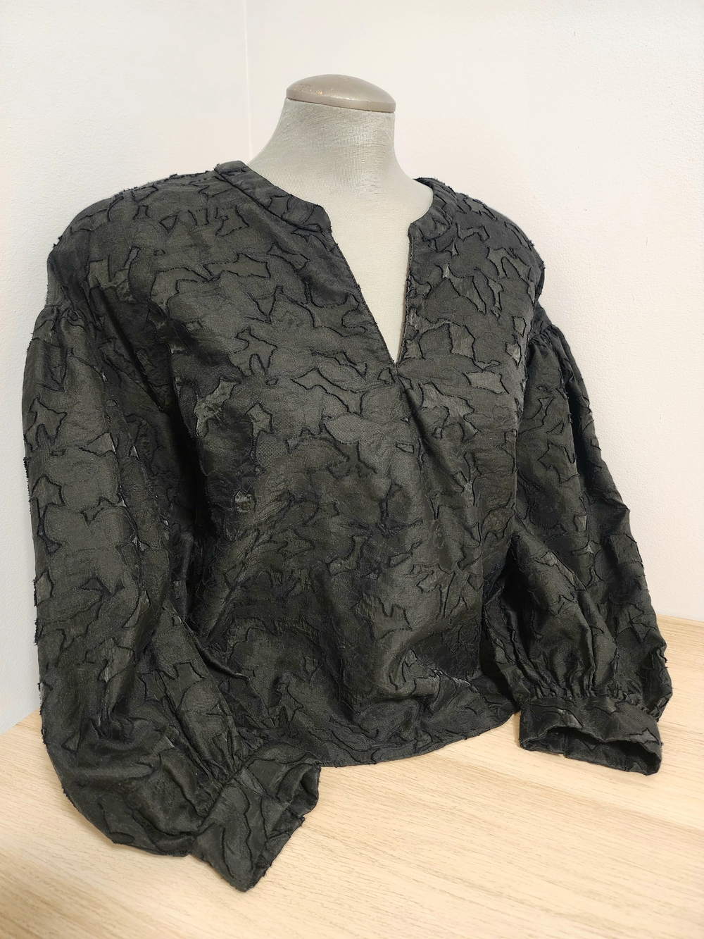 NWOT Club Monaco Sheer Black Textured Puff Sleeve Blouse Size L